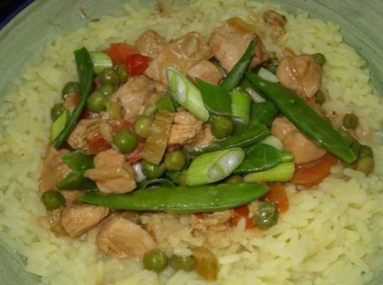 kip in pinda curry met saffraanrijst en peultjes
