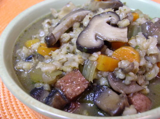champignongerst kielbasa-soep