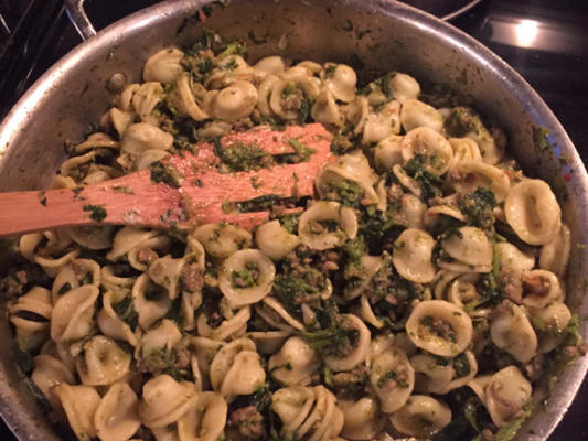 orecchiette met broccoli rabe en pittige worst