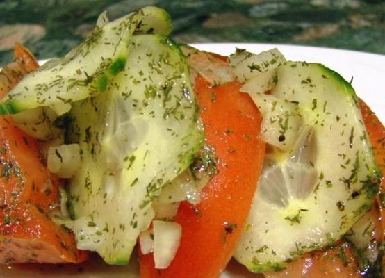 gedroogde komkommer en tomatensalade