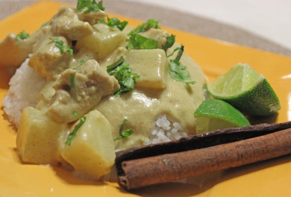 Thaise mussamun-curry met kip, aardappelen en pinda's