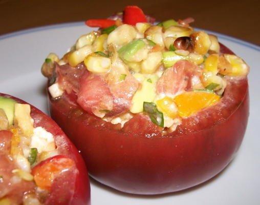 gevulde tomaten met gegrilde maïssalade