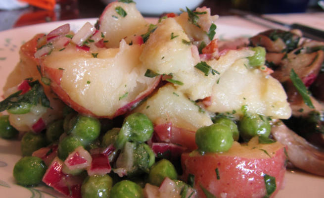 gekruide aardappelsalade met spek en erwten