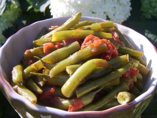 vegetarische sperziebonen en tomaten