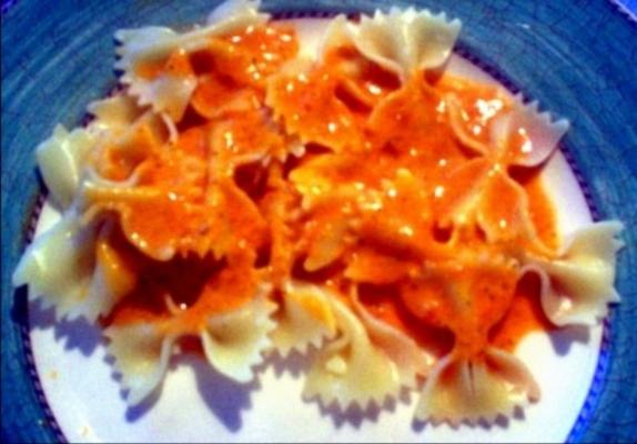 fettuccine met geroosterde rode pepersaus