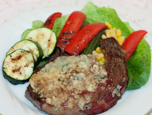 blauwe kaas gegarneerd gegrilde ranch steak