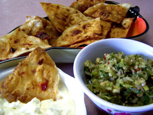 adobo-chips met warme geitenkaas en koriander-salsa