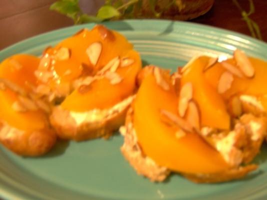 croissant met perziken en honing