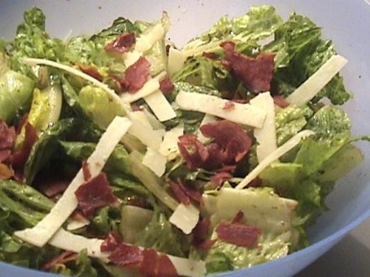 romainesalade met prosciutto-chips