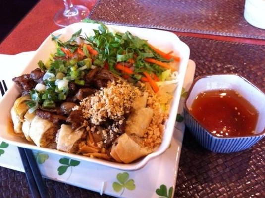 rijst vermicelli salade met gegrild varkensvlees en loempia's