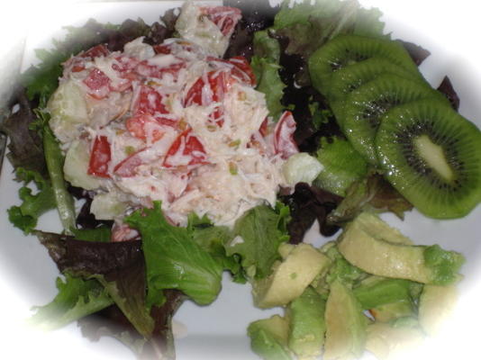 Caribische krabvlees salade met romige gemasseerde dressing