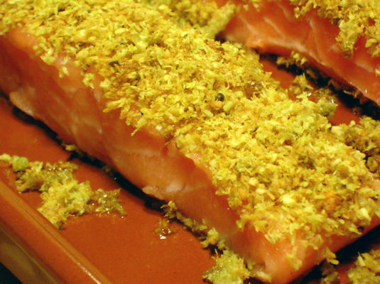 gebraden zalm met gekruide kokos kruimels