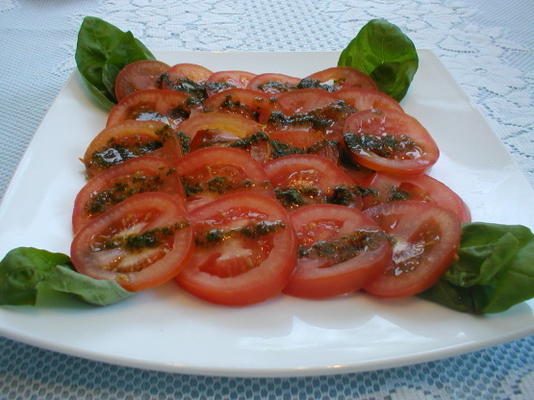 gemarineerde tomatensalade met basilicum