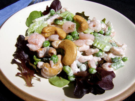 cashew, garnalen en erwtensalade