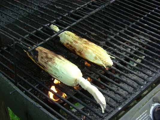 gegrilde maïs met pittige chilisaus