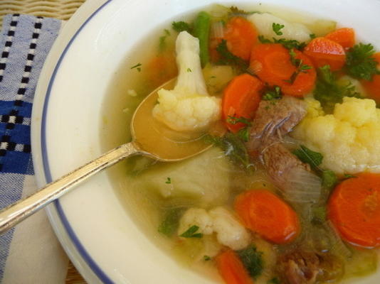 moeders groentesoep met kip of rundvlees (Duitse gemuse suppe)