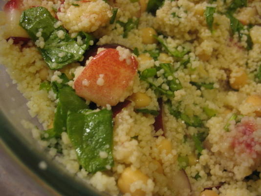 nectarine en kikkererwten couscous salade met honing komijn dressing