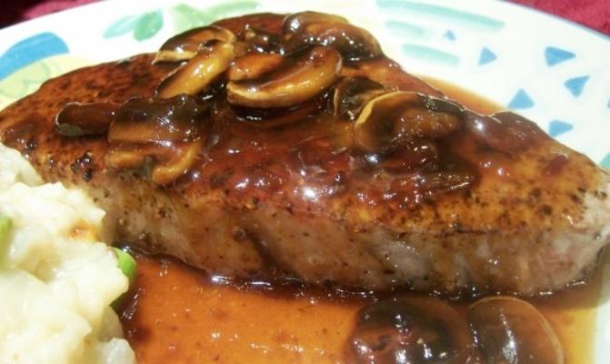 gepeperde tonijn met champignonsaus
