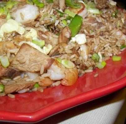 gebakken rijst met garnalen, varkensvlees, shiitake-paddenstoelen