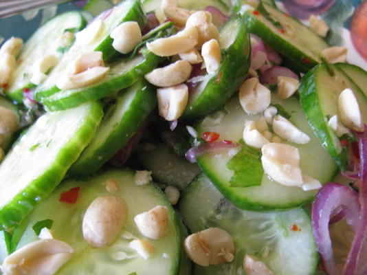 Thaise komkommersalade met geroosterde pinda's