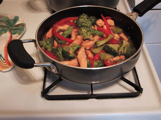 roerbak kip en broccoli met pinda's