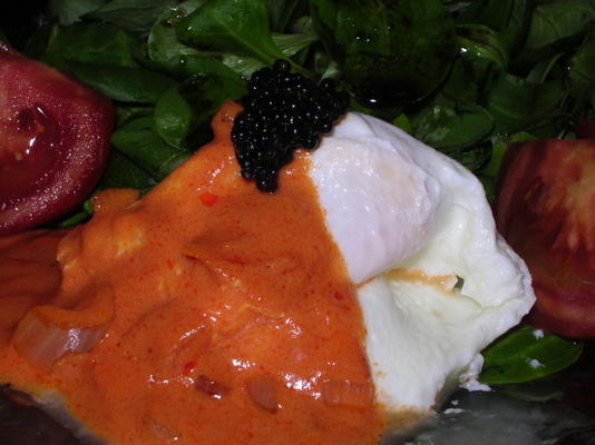 gepocheerde eieren op veldsla met tomatensaus en kaviaar