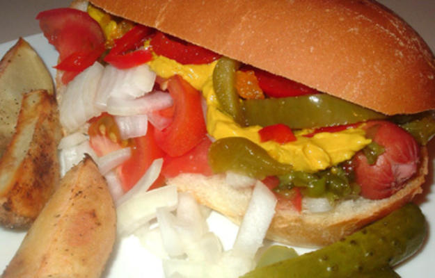 chicago-stijl hotdogs en frietjes