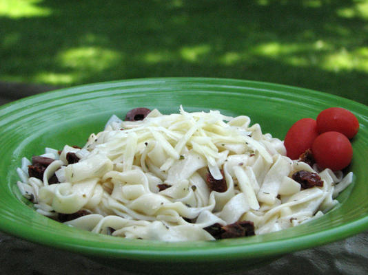 fettuccine met gedroogde tomaten en olijven