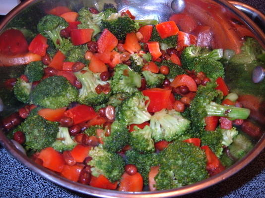 broccoli, pinda en zoete rode peper roerbakken