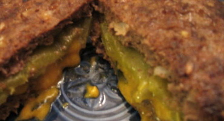 kaas en groene pepers gevulde hamburgers