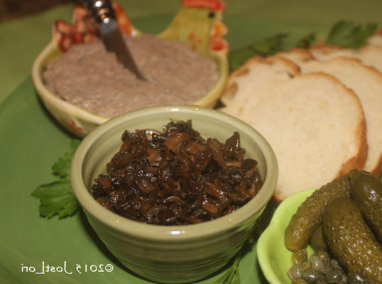 champignon duxelles en patéschotel met gesneden stokbrood