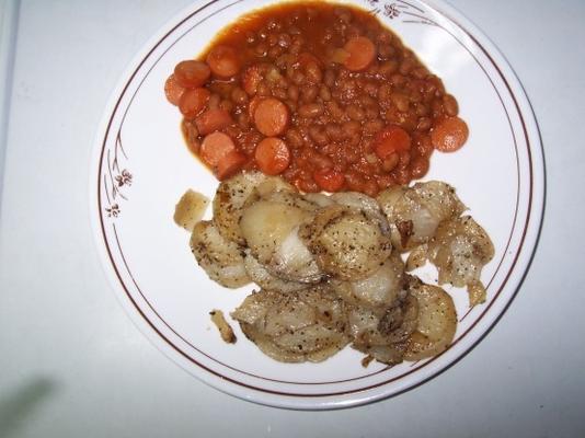 gebrande bonen en weiners met gebakken aardappelen