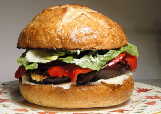 gegrilde aubergine en verse mozzarella op ciabatta