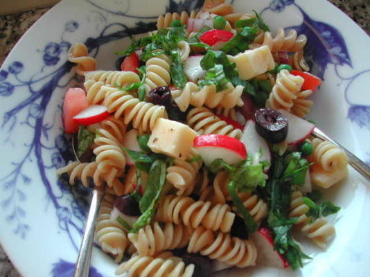 pastasalade met honing dijon vinaigrette