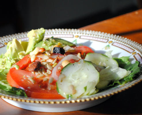 tomaat en avocado salade met een dragon-walnoot motregen