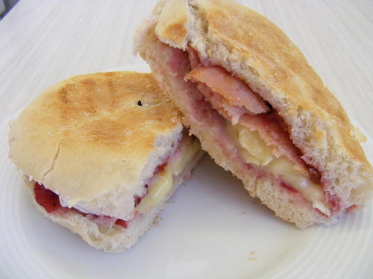 brie, cranberry en bacon panini