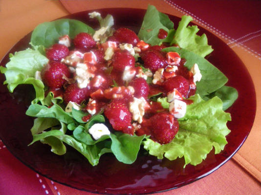 gemengde groene salade met aardbeienvinaigrette
