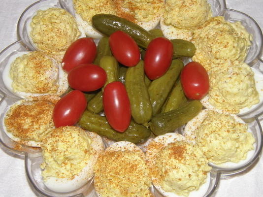 chips en dip deviled eggs