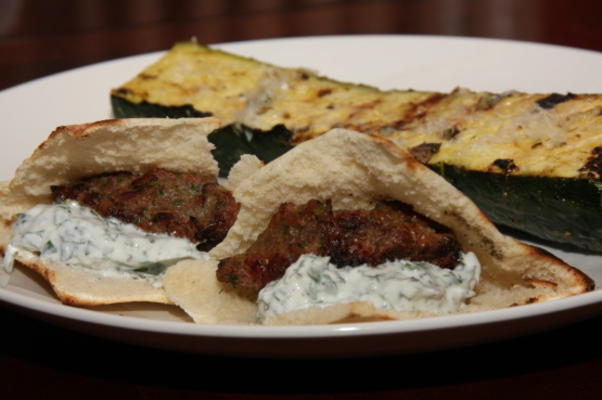 gehaktballen met gegrilde pitas en muntyoghurtsaus