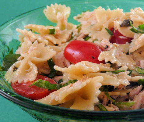 farfalle met tonijn in een basilicacitro dressing