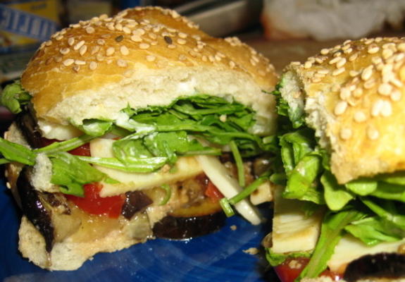 baguettesandwich met geroosterde aubergine, tomaten en pesto