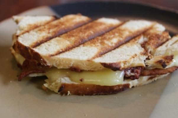 Cheddar Spek en Apple Panini