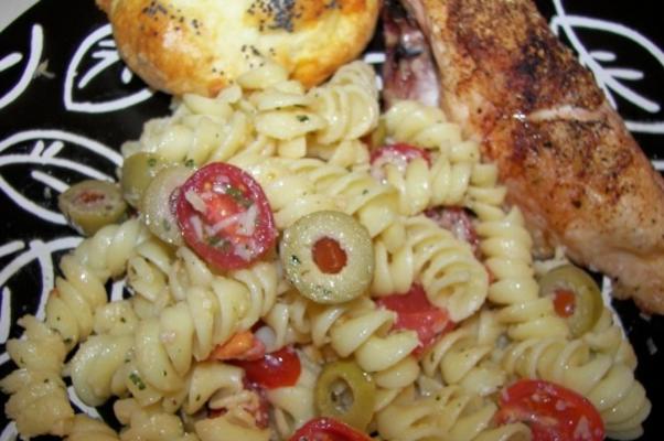 pasta voor tomaat, olijven en parmezaan