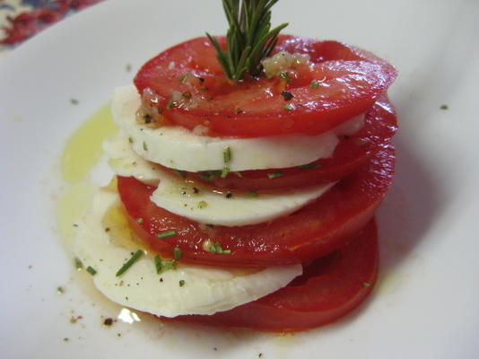 mozzarella en tomatenstapels met rozemarijn