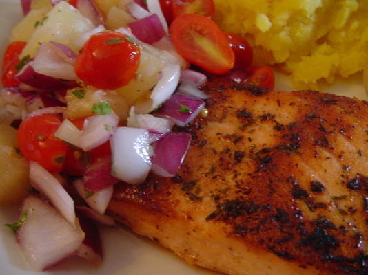 gegrilde cajun-zalm met tomatenananasensalsa