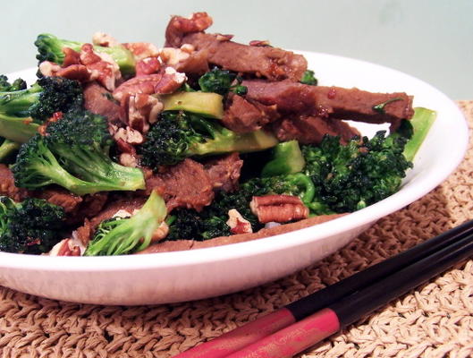 geroerbakte biefstuk, broccoli en pecannoten in knoflooksaus