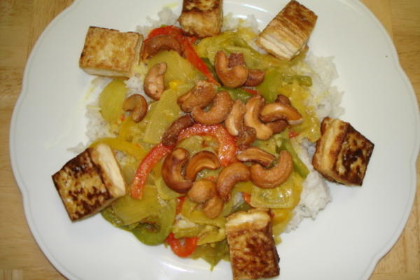 eenvoudige paprika en cashewnotencurry curry roerbakken