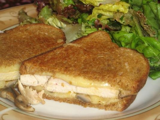 gegrilde sandwiches met kip, champignons en gruyere