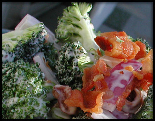 salade van rode ui, broccoli, spek