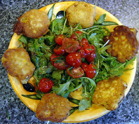 maïsbroodjes met rucola en warme tomaten